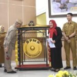 Bupati Bone Bolango, Ismet Mile didampingi Sekda Iwan Mustapa, Asisten III Marni Nisabu, dan Kepala BKPSDM Marni Nisabu melakukan peluncuran Aksi Perubahan bertajuk Sinergi OPD sebagai PPID Penguatan Wali Data (SIGAP DATA) yang digagas oleh Sekretaris Dinas Komunikasi dan Informatika Bone Bolango, Eriana Pajria Ningsih, di Aula BPMP Provinsi Gorontalo, Senin (13/10/2025). (F.AKP-Diskominfo)