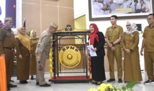 Bupati Bone Bolango, Ismet Mile didampingi Sekda Iwan Mustapa, Asisten III Marni Nisabu, dan Kepala BKPSDM Marni Nisabu melakukan peluncuran Aksi Perubahan bertajuk Sinergi OPD sebagai PPID Penguatan Wali Data (SIGAP DATA) yang digagas oleh Sekretaris Dinas Komunikasi dan Informatika Bone Bolango, Eriana Pajria Ningsih, di Aula BPMP Provinsi Gorontalo, Senin (13/10/2025). (F.AKP-Diskominfo)
