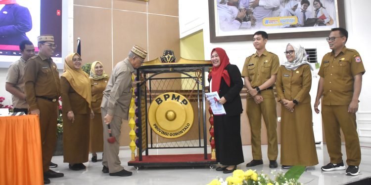 Bupati Bone Bolango, Ismet Mile didampingi Sekda Iwan Mustapa, Asisten III Marni Nisabu, dan Kepala BKPSDM Marni Nisabu melakukan peluncuran Aksi Perubahan bertajuk Sinergi OPD sebagai PPID Penguatan Wali Data (SIGAP DATA) yang digagas oleh Sekretaris Dinas Komunikasi dan Informatika Bone Bolango, Eriana Pajria Ningsih, di Aula BPMP Provinsi Gorontalo, Senin (13/10/2025). (F.AKP-Diskominfo)