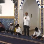 Sekda Bone Bolango, Iwan Mustapa saat memberikan sambutan pada program bertajuk “Aparatur Bone Bolango Mengaji” yang resmi dimulai dan digelar perdana di Masjid Baitul Haq Islamic Center Bone Bolango, Jumat (3/10/2025). (F.AKP-Diskominfo)