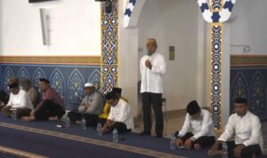 Sekda Bone Bolango, Iwan Mustapa saat memberikan sambutan pada program bertajuk “Aparatur Bone Bolango Mengaji” yang resmi dimulai dan digelar perdana di Masjid Baitul Haq Islamic Center Bone Bolango, Jumat (3/10/2025). (F.AKP-Diskominfo)