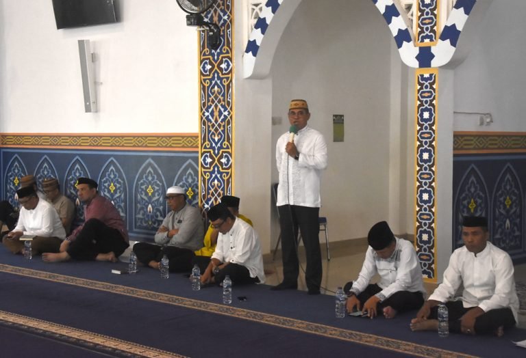 Sekda Bone Bolango, Iwan Mustapa saat memberikan sambutan pada program bertajuk “Aparatur Bone Bolango Mengaji” yang resmi dimulai dan digelar perdana di Masjid Baitul Haq Islamic Center Bone Bolango, Jumat (3/10/2025). (F.AKP-Diskominfo)