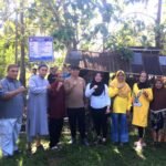 Wakil Bupati Bone Bolango, Risman Tolingguhu, didampingi Wakil Ketua Tim Penggerak PKK, Gamaria Djura, melakukan peletakan batu pertama pembangunan tiga unit sumber air bersih di Dusun I, Desa Boludawa, Kecamatan Suwawa, Minggu (5/10/2025). (F.Indra-Diskominfo)