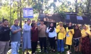 Wakil Bupati Bone Bolango, Risman Tolingguhu, didampingi Wakil Ketua Tim Penggerak PKK, Gamaria Djura, melakukan peletakan batu pertama pembangunan tiga unit sumber air bersih di Dusun I, Desa Boludawa, Kecamatan Suwawa, Minggu (5/10/2025). (F.Indra-Diskominfo)