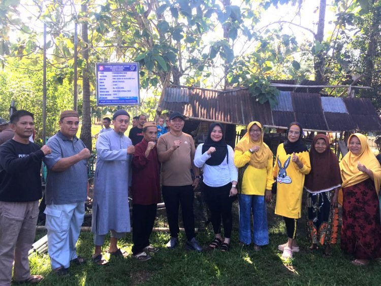 Wakil Bupati Bone Bolango, Risman Tolingguhu, didampingi Wakil Ketua Tim Penggerak PKK, Gamaria Djura, melakukan peletakan batu pertama pembangunan tiga unit sumber air bersih di Dusun I, Desa Boludawa, Kecamatan Suwawa, Minggu (5/10/2025). (F.Indra-Diskominfo)