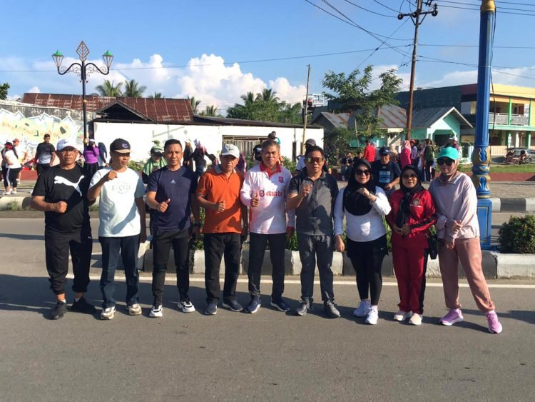 Wakil Bupati Bone Bolango, Risman Tolingguhu, Sekda Iwan Mustapa, Wakil Ketua T.P PKK, Gamaria Djura dan Ketua DWP Bone Bolango, dr. Nurliana Ibrahim menghadiri sekaligus mengikuti kegiatan Car Free Day (CFD) di Kawasan Center Point Bone Bolango, Minggu (5/10/2025). (F.Indra-Diskominfo)