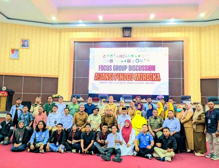 Sekda Bone Bolango, Iwan Mustapa saat menghadiri Focus Group Discussion (FGD) Aliansi Pinogu Merdeka, di Auditorium DPRD Bone Bolango, (Diskominfo)