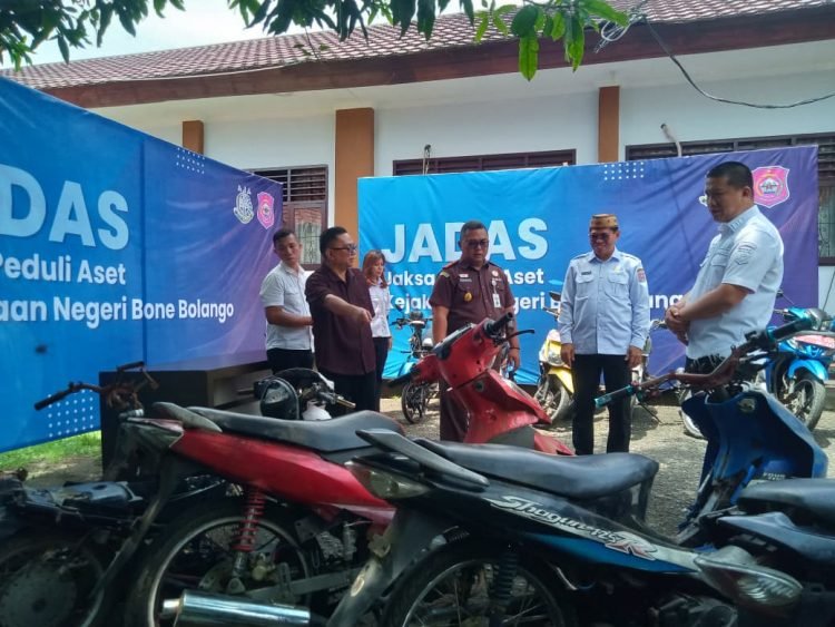 Penyerahan 18 unit kendaraan dari Kejaksaan Negeri Bone Bolango kepada Pemerintah Daerah yang berlangsung di Kantor Kejaksaan Negeri Bone Bolango, Rabu (8/10/2025). (F.Azizah-Magang Diskominfo)