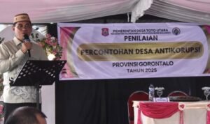 Sekretaris Daerah Bone Bolango, Iwan Mustapa saat menghadiri Penilaian Percontohan Desa Antikorupsi Provinsi Gorontalo di Desa Toto Utara, Kamis (9/10/2025). (F.AKP-Diskominfo)