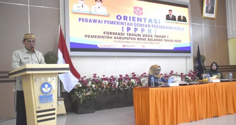Sekda Bone Bolango, Iwan Mustapa saat membuka kegiatan Orientasi PPPK Tahap I Formasi Tahun 2024 di Aula BPMP Provinsi Gorontalo, Kamis (16/10/2025). (F.AKP-Diskominfo)