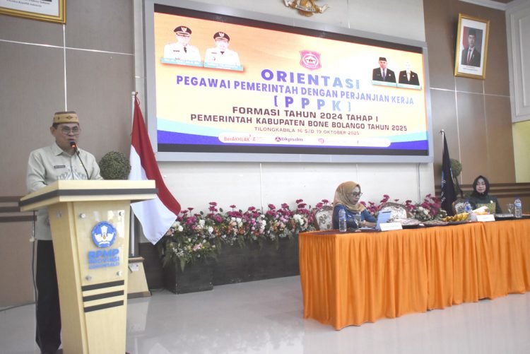 Sekda Bone Bolango, Iwan Mustapa saat membuka kegiatan Orientasi PPPK Tahap I Formasi Tahun 2024 di Aula BPMP Provinsi Gorontalo, Kamis (16/10/2025). (F.AKP-Diskominfo)