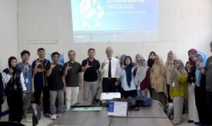 WhatsApp Image 2025-10-18 at 13.00.32 Diskominfo Kabupaten Bone Bolango, Wahyu Ali J. Hadju, saat mensosialisasikan akan pentingnya literasi digital bagi ASN dalam mendukung tata kelola pemerintahan modern, di hadapan jajaran ASN dan non ASN, Tenaga Eksper, serta mahasiswa magang dari Universitas Negeri Gorontalo (UNG) dan Universitas Muhammadiyah Gorontalo (UMGo), di Kantor Dinas Kominfo, Jumat (17/10/2025).