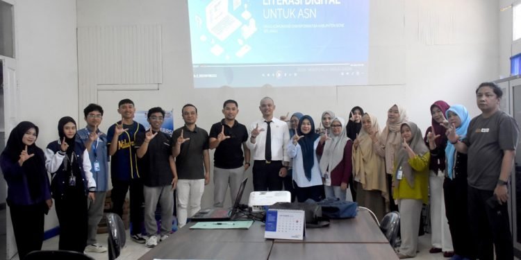 Diskominfo Kabupaten Bone Bolango, Wahyu Ali J. Hadju, saat mensosialisasikan akan pentingnya literasi digital bagi ASN dalam mendukung tata kelola pemerintahan modern, di hadapan jajaran ASN dan non ASN, Tenaga Eksper, serta mahasiswa magang dari Universitas Negeri Gorontalo (UNG) dan Universitas Muhammadiyah Gorontalo (UMGo), di Kantor Dinas Kominfo, Jumat (17/10/2025).