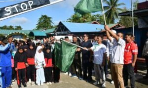 WhatsApp Image 2025-10-21 at 15.48.37 Wakil Bupati Boalemo, Lahmuddin Hambali Melepas Peserta Jalan Sehat Santri Pondok Pesantren Moderen Darul Madinah