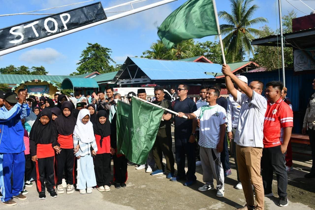 Wakil Bupati Boalemo, Lahmuddin Hambali Melepas Peserta Jalan Sehat Santri Pondok Pesantren Moderen Darul Madinah