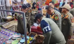 WhatsApp Image 2025-10-23 at 19.58.14 Satuan Polisi Pamong Praja (Satpol PP) Boalemo dan Satpol PP Provinsi Gorontalo lakukan razia miras