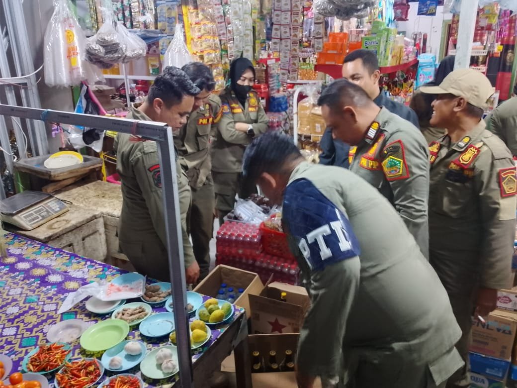 Satuan Polisi Pamong Praja (Satpol PP) Boalemo dan Satpol PP Provinsi Gorontalo lakukan razia miras