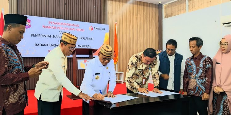 penandatanganan Naskah Perjanjian Hibah Daerah (NPHD) antara Pemkab Bone Bolango dan Badan Pengawas Pemilu (Bawaslu) Kabupaten Bone Bolango