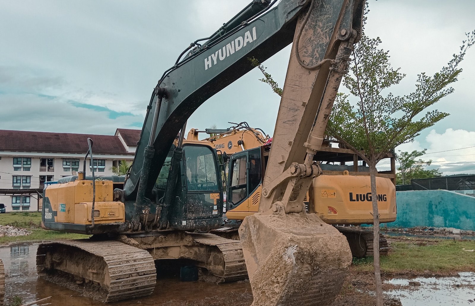 Alat Berat Milik Terduga Pelaku PETI yang Diamankan Polres Pohuwato ( Foto : Harian Post )