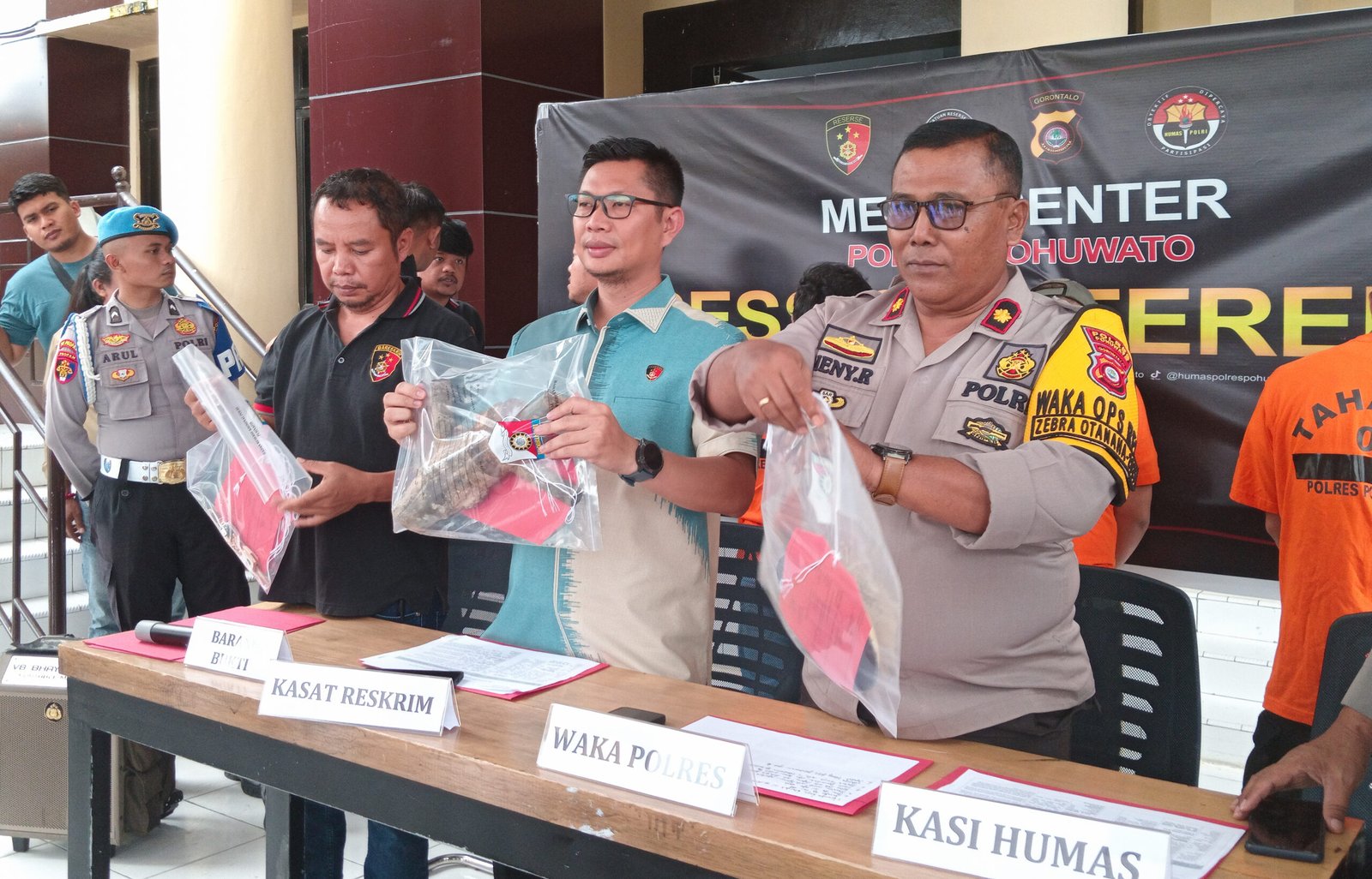 Polres Pohuwato Tunjukkan Barang Bukti yang Diamankan Dari Pengungkapan PETI Hutino dalam Konferensi Pers, Jum'at, 21 November 2025, di Mapolres Pohuwato