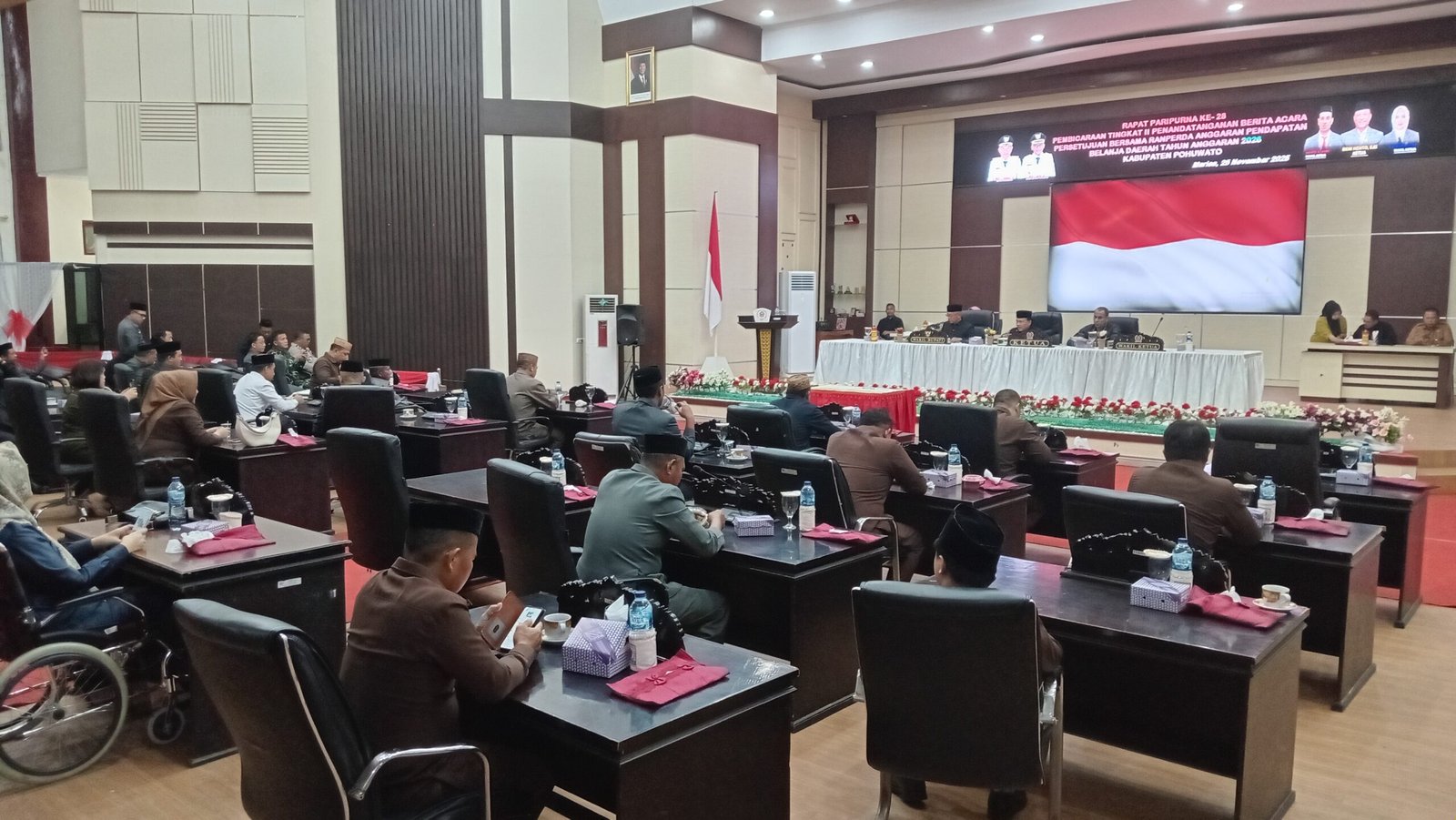 DPRD Pohuwato Gelar Rapat Paripurna Pembicaraan Tingkat IIPenandatanganan Berita Acara Persetujuan Bersama Ranperda Anggaran Pendapatan dan Belanja Daerah (APBD) Tahun Anggaran 2026.