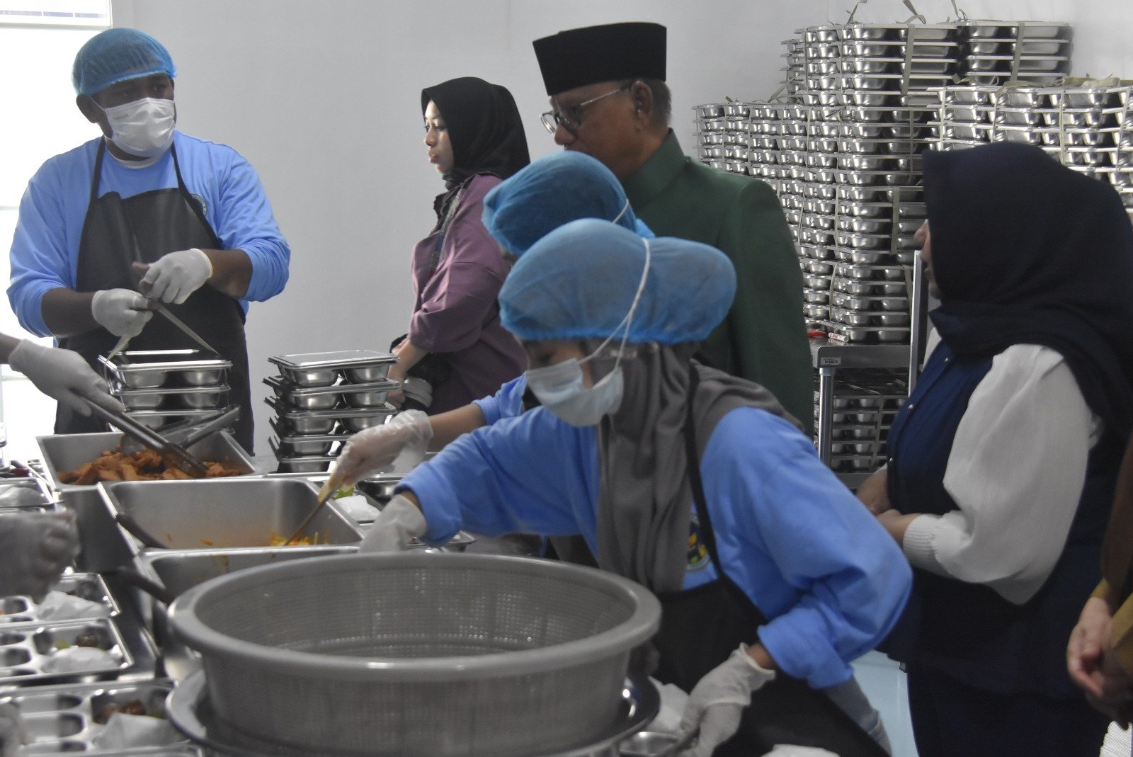 Bupati Bone Bolango Ismet Mile Pantau Aktivitas di SPPG, Kecamatan Tilongkabila