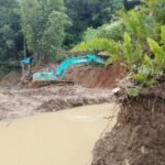 Kegiatan Pertambangan Emas Tanpa Izin Dengan Menggunakan Excavator di Km 16 Popayato ( foto : Harianpost.id)