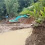 Kegiatan Pertambangan Emas Tanpa Izin Dengan Menggunakan Excavator di Km 16 Popayato ( foto : Harianpost.id)