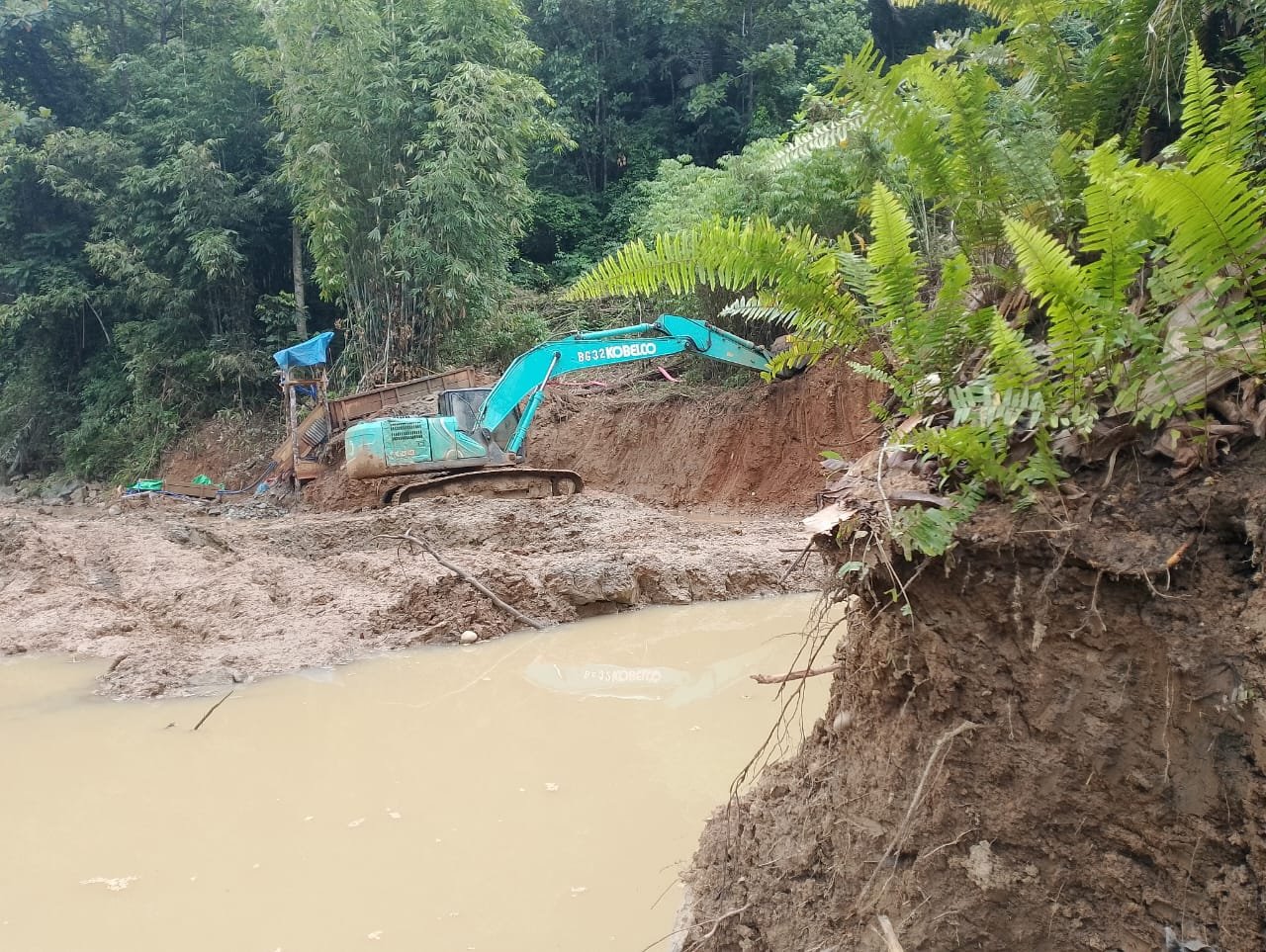Kegiatan Pertambangan Emas Tanpa Izin Dengan Menggunakan Excavator di Km 16 Popayato ( foto : Harianpost.id)