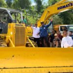 Serah terima pengelolaan BMN untuk optimalisasi TPA Bone Bolango berupa pengadaan excavator, bulldozer dan dump truck sebagai penunjang operasional TPA Bone Bolango oleh Kepala BPBPK Gorontalo, Dwiatma Singgih Raharja Sabaris kepada Bupati Bone Bolango, Ismet Mile, di Desa Lonuo Kecamatan Tilongkabila, Jumat (14/11/2025). (F.Sandi-Diskominfo)