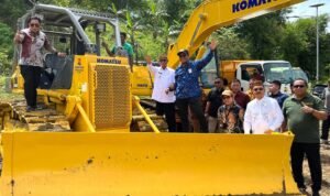 Serah terima pengelolaan BMN untuk optimalisasi TPA Bone Bolango berupa pengadaan excavator, bulldozer dan dump truck sebagai penunjang operasional TPA Bone Bolango oleh Kepala BPBPK Gorontalo, Dwiatma Singgih Raharja Sabaris kepada Bupati Bone Bolango, Ismet Mile, di Desa Lonuo Kecamatan Tilongkabila, Jumat (14/11/2025). (F.Sandi-Diskominfo) Serah terima pengelolaan BMN untuk optimalisasi TPA Bone Bolango berupa pengadaan excavator, bulldozer dan dump truck sebagai penunjang operasional TPA Bone Bolango oleh Kepala BPBPK Gorontalo, Dwiatma Singgih Raharja Sabaris kepada Bupati Bone Bolango, Ismet Mile, di Desa Lonuo Kecamatan Tilongkabila, Jumat (14/11/2025). (F.Sandi-Diskominfo)