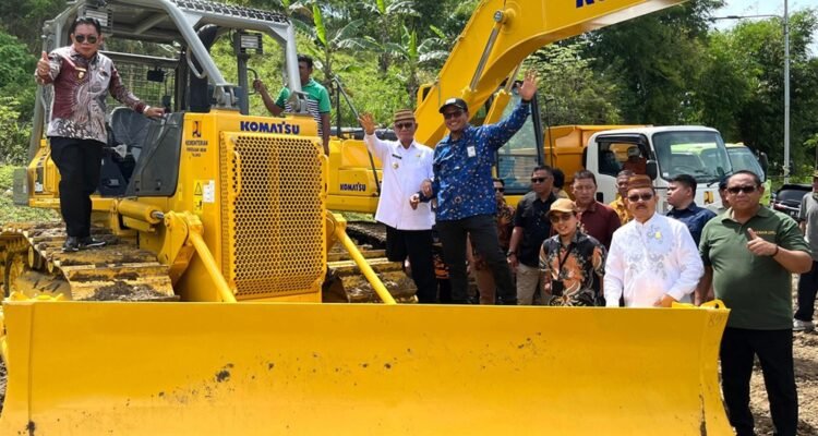 Serah terima pengelolaan BMN untuk optimalisasi TPA Bone Bolango berupa pengadaan excavator, bulldozer dan dump truck sebagai penunjang operasional TPA Bone Bolango oleh Kepala BPBPK Gorontalo, Dwiatma Singgih Raharja Sabaris kepada Bupati Bone Bolango, Ismet Mile, di Desa Lonuo Kecamatan Tilongkabila, Jumat (14/11/2025). (F.Sandi-Diskominfo)