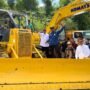 Serah terima pengelolaan BMN untuk optimalisasi TPA Bone Bolango berupa pengadaan excavator, bulldozer dan dump truck sebagai penunjang operasional TPA Bone Bolango oleh Kepala BPBPK Gorontalo, Dwiatma Singgih Raharja Sabaris kepada Bupati Bone Bolango, Ismet Mile, di Desa Lonuo Kecamatan Tilongkabila, Jumat (14/11/2025). (F.Sandi-Diskominfo)