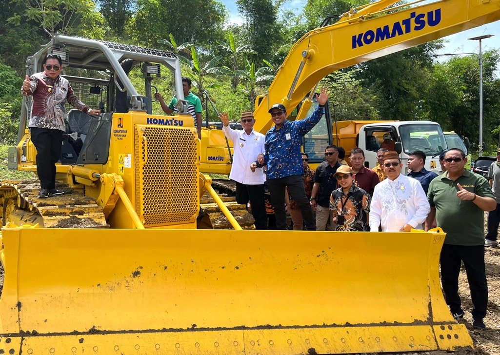 Serah terima pengelolaan BMN untuk optimalisasi TPA Bone Bolango berupa pengadaan excavator, bulldozer dan dump truck sebagai penunjang operasional TPA Bone Bolango oleh Kepala BPBPK Gorontalo, Dwiatma Singgih Raharja Sabaris kepada Bupati Bone Bolango, Ismet Mile, di Desa Lonuo Kecamatan Tilongkabila, Jumat (14/11/2025). (F.Sandi-Diskominfo)