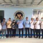 Plt. Deputi Promosi dan Kerja Sama Badan Gizi Nasional (BGN), Dr. Gunalan saat meninjau SPPG Talulobutu Selatan, Kecamatan Tapa dan SPPG Bongoime, Kecamatan Tilongkabila, Rabu (19/11/2025). (F.Indra-Diskominfo)