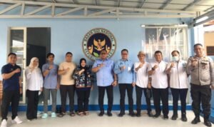 Plt. Deputi Promosi dan Kerja Sama Badan Gizi Nasional (BGN), Dr. Gunalan saat meninjau SPPG Talulobutu Selatan, Kecamatan Tapa dan SPPG Bongoime, Kecamatan Tilongkabila, Rabu (19/11/2025). (F.Indra-Diskominfo)