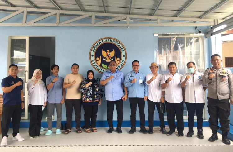 Plt. Deputi Promosi dan Kerja Sama Badan Gizi Nasional (BGN), Dr. Gunalan saat meninjau SPPG Talulobutu Selatan, Kecamatan Tapa dan SPPG Bongoime, Kecamatan Tilongkabila, Rabu (19/11/2025). (F.Indra-Diskominfo)