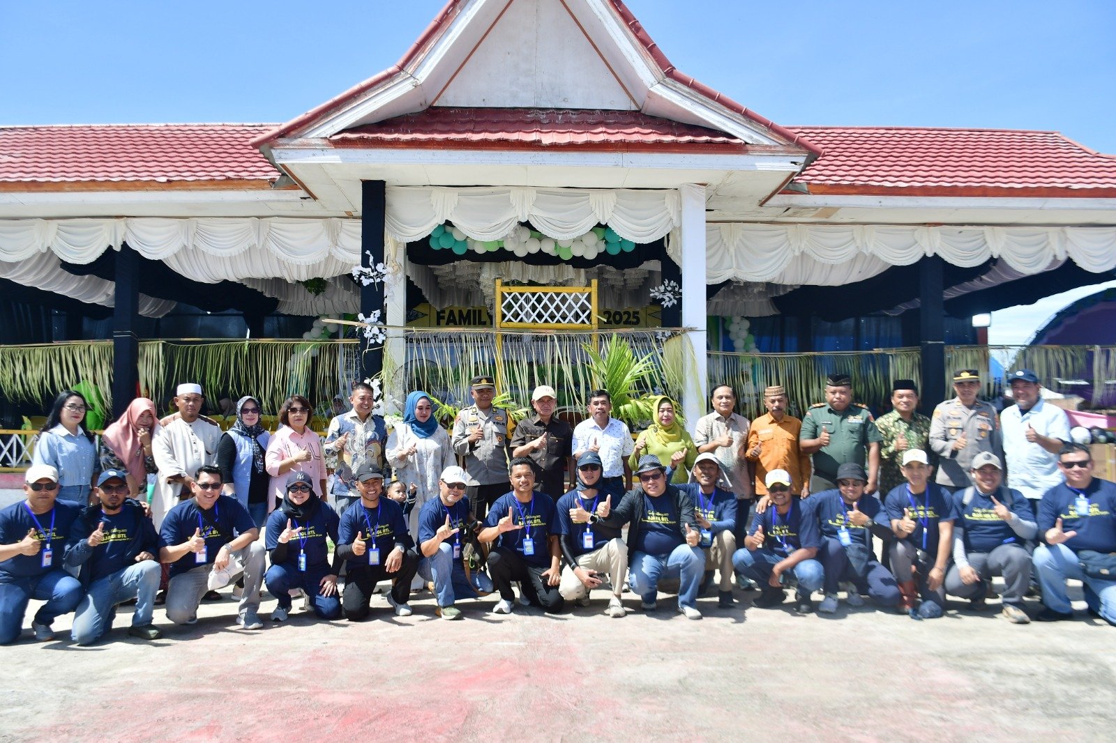 Foto Bersama Pemerintah Kabupaten Pohuwato, DPRD Pohuwato, manajemen BJA Group, Polri, TNI dan Tenaga Kerja BJA Group ( Foto Iwan Karim)