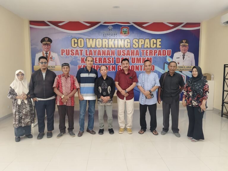 Foto Bersama Dekopinwil Gorontalo Usai Menggelar Rakor Persiapan Muswil ( Foto : Alan Pakaya )