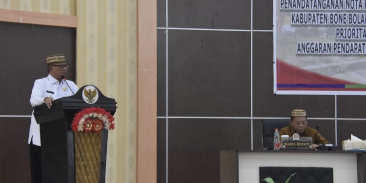 Bupati Bone Bolango Ismet Mile saat menghadiri rapat paripurna DPRD Bone Bolango