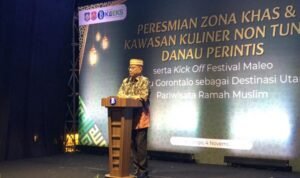 Bupati Bone Bolango, Ismet Mile saat menghadiri dan memberikan sambutan pada peresmian Zona Kuliner Halal, Aman, dan Sehat (KHAS) serta Kawasan Kuliner Non Tunai di Danau Perintis. (F.Indra-Diskominfo)