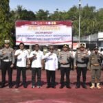 upati Ismet Mile didampingi beberapa pejabat Pimpinan Tinggi Pratama di lingkungan Pemkab Bone Bolango, saat mengikuti Apel Kesiapsiagaan Tanggap Darurat Bencana Hidrometeorologi secara terpadu, yang digelar di halaman Polres Bone Bolango, Rabu (5/11/2025). (F.AKP-Diskominfo)