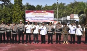 upati Ismet Mile didampingi beberapa pejabat Pimpinan Tinggi Pratama di lingkungan Pemkab Bone Bolango, saat mengikuti Apel Kesiapsiagaan Tanggap Darurat Bencana Hidrometeorologi secara terpadu, yang digelar di halaman Polres Bone Bolango, Rabu (5/11/2025). (F.AKP-Diskominfo)