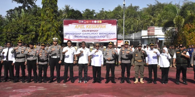 upati Ismet Mile didampingi beberapa pejabat Pimpinan Tinggi Pratama di lingkungan Pemkab Bone Bolango, saat mengikuti Apel Kesiapsiagaan Tanggap Darurat Bencana Hidrometeorologi secara terpadu, yang digelar di halaman Polres Bone Bolango, Rabu (5/11/2025). (F.AKP-Diskominfo)