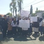 Ratusan massa yang tergabung dalam Aliansi Pemuda dan Masyarakat Peduli Kabupaten Bone Bolango menggelar aksi unjuk rasa damai di depan Kantor Kejaksaan Tinggi (Kejati) Gorontalo