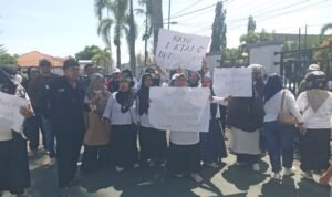 Ratusan massa yang tergabung dalam Aliansi Pemuda dan Masyarakat Peduli Kabupaten Bone Bolango menggelar aksi unjuk rasa damai di depan Kantor Kejaksaan Tinggi (Kejati) Gorontalo