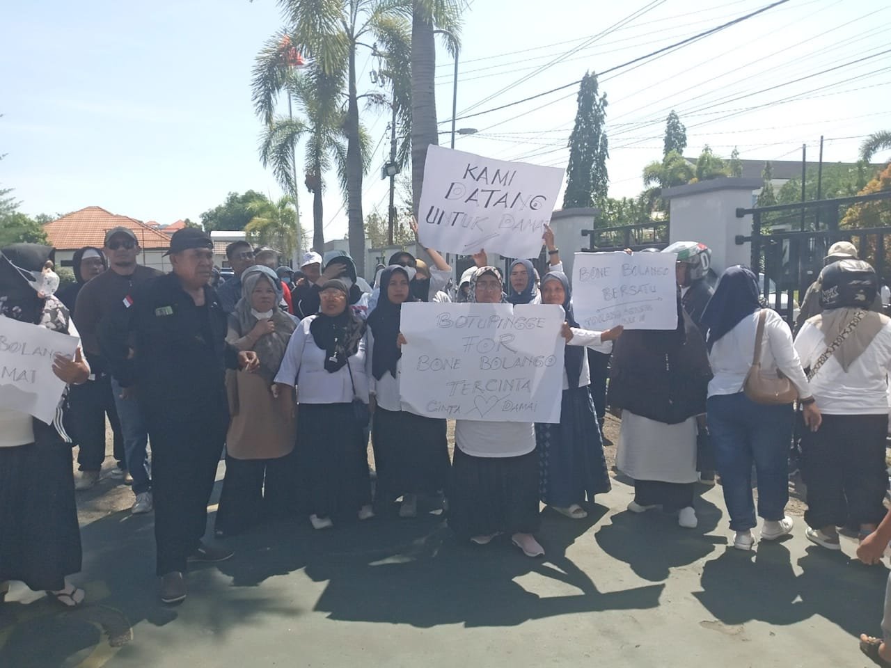 Ratusan massa yang tergabung dalam Aliansi Pemuda dan Masyarakat Peduli Kabupaten Bone Bolango menggelar aksi unjuk rasa damai di depan Kantor Kejaksaan Tinggi (Kejati) Gorontalo