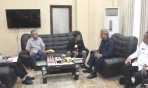 Bupati Bone Bolango, Ismet Mile saat menerima Direktur PT. Orbit Nusantara Raya, Andi Taufik Patarai dalam rangka membahas investasi pembangunan Pembangkit Listrik Tenaga Surya (PLTS) berkapasitas 24 megawatt (MW) di wilayah Bone Bolango.