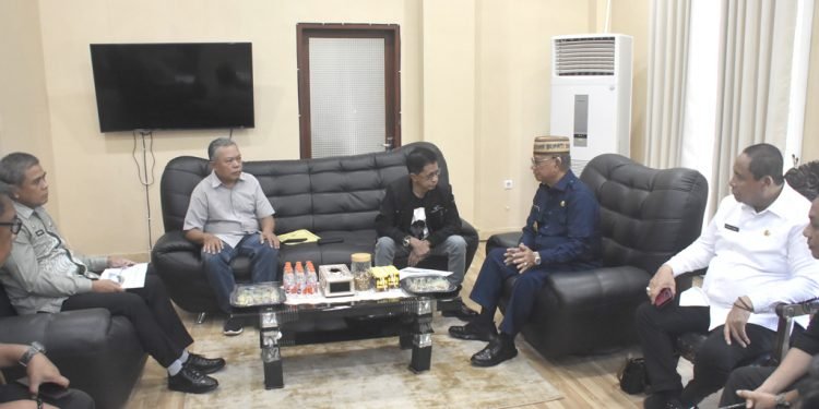 Bupati Bone Bolango, Ismet Mile saat menerima Direktur PT. Orbit Nusantara Raya, Andi Taufik Patarai dalam rangka membahas investasi pembangunan Pembangkit Listrik Tenaga Surya (PLTS) berkapasitas 24 megawatt (MW) di wilayah Bone Bolango.