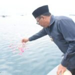Bupati Boalemo Tabur Bunga di Laut